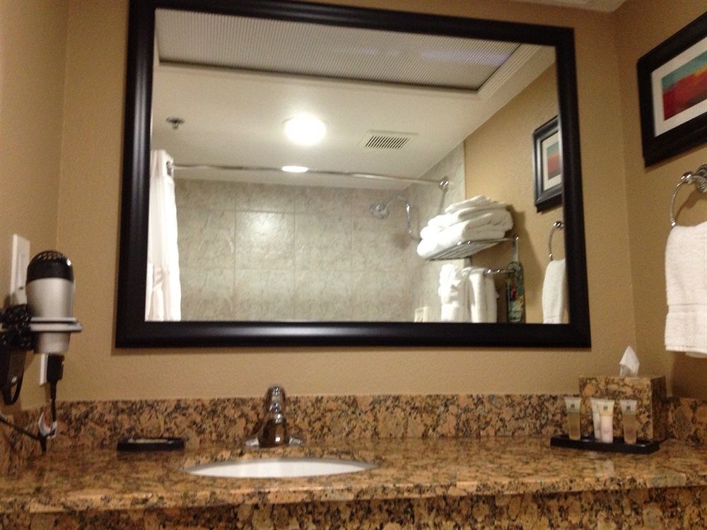 best_western_plus_casino_royale_bathroom