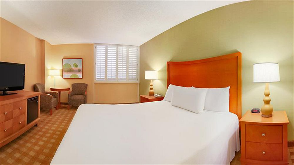 california_hotel_room2