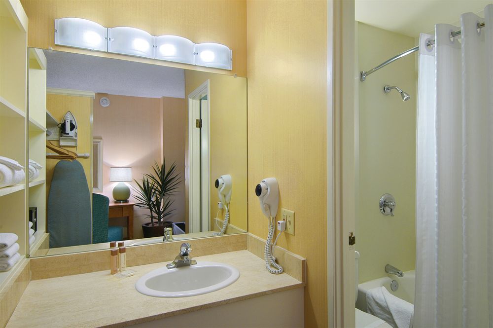 california_hotel_bathroom