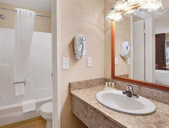 days_inn_las_vegas_bathroom