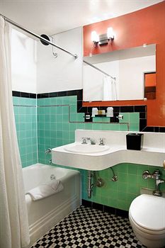 golden_gate_hotel_las_vegas_bathroom