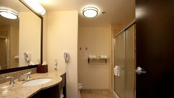 hampton_inn_las_vegas_south_bathroom