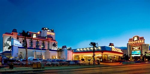 hooters_las_vegas_night