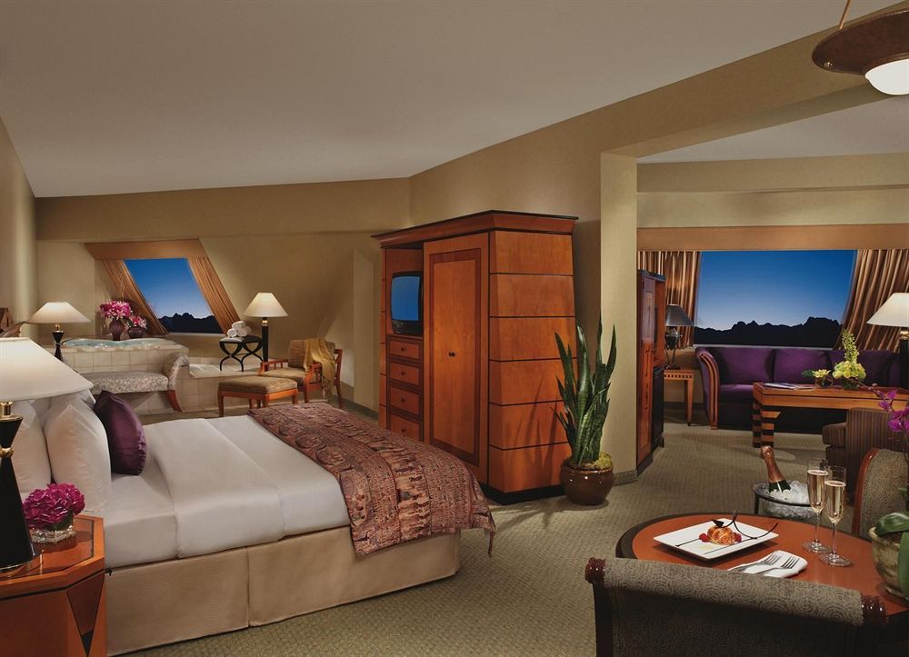 luxor_las_vegas_room