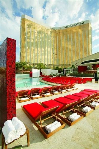 mandalay_bay_las_vegas_pool2