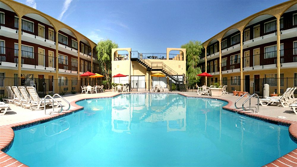 mardi_gras_hotel_las_vegas_pool