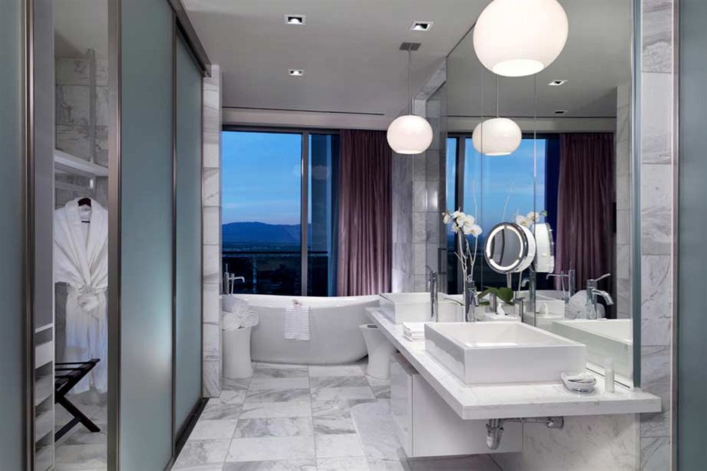 palms_place_las_vegas_bathroom